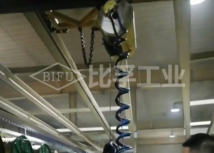 輪胎鋼簾線上下料氣動平衡吊案例