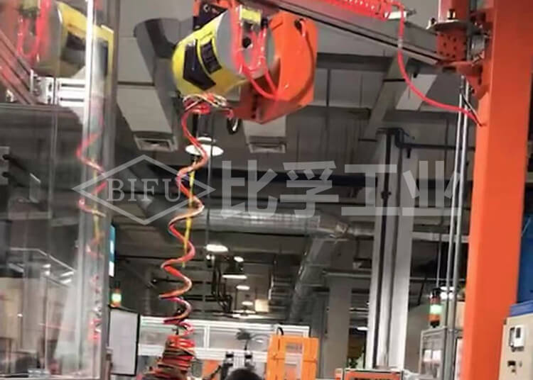 零部件上下線氣動平衡吊案例