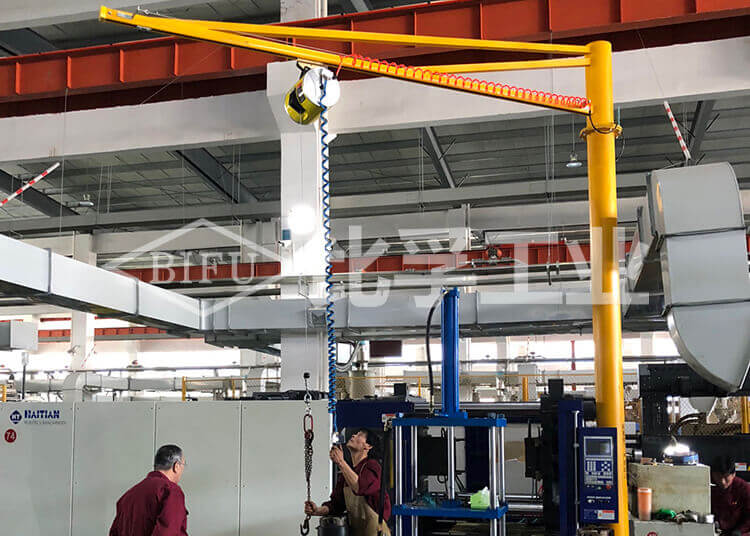 注塑機上下料氣動平衡吊案例