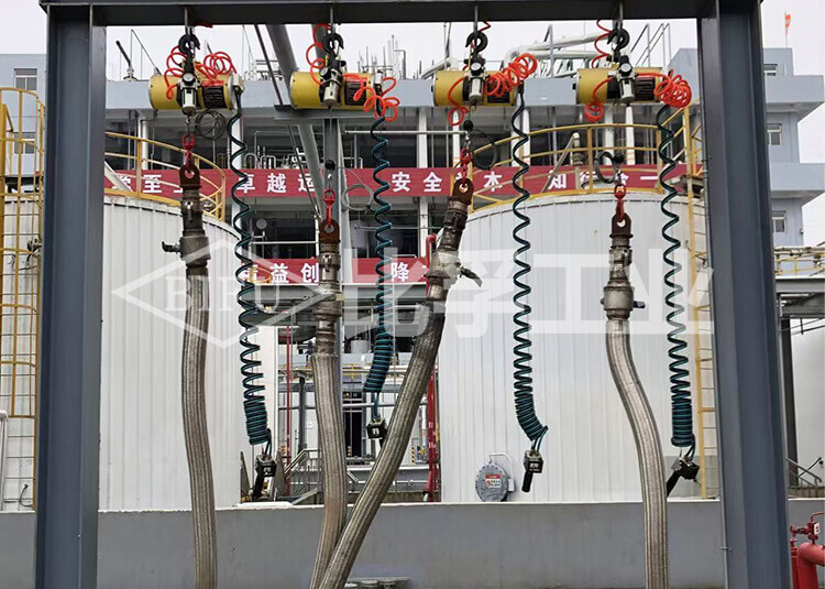 化工原料轉運輸送線氣動平衡吊案例